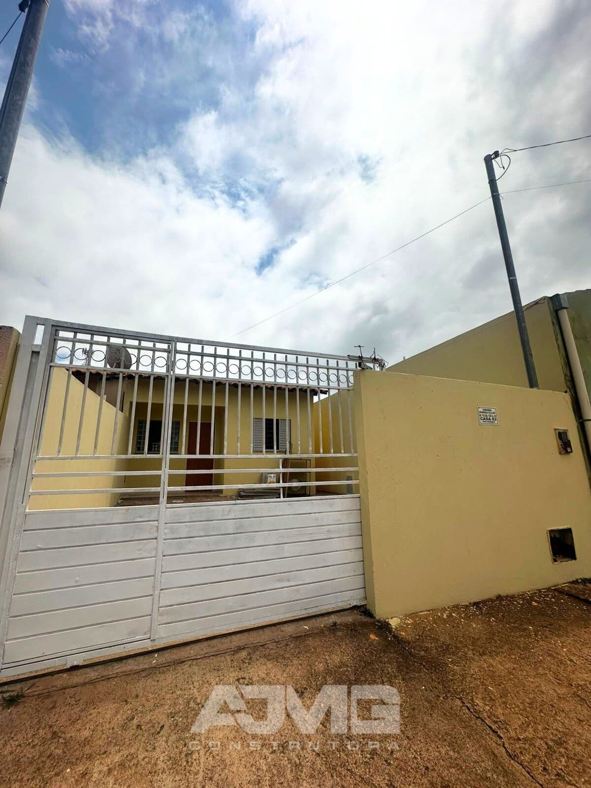 Casa com 2 quartos, garagem e quintal - Foto 1