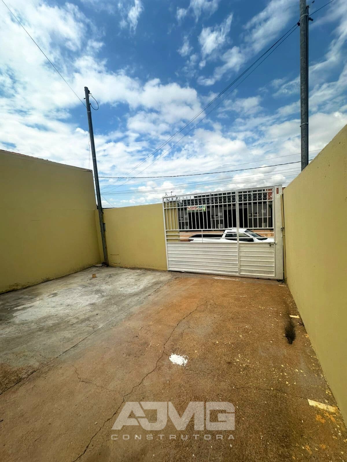 Casa com 2 quartos, garagem e quintal - Foto 2