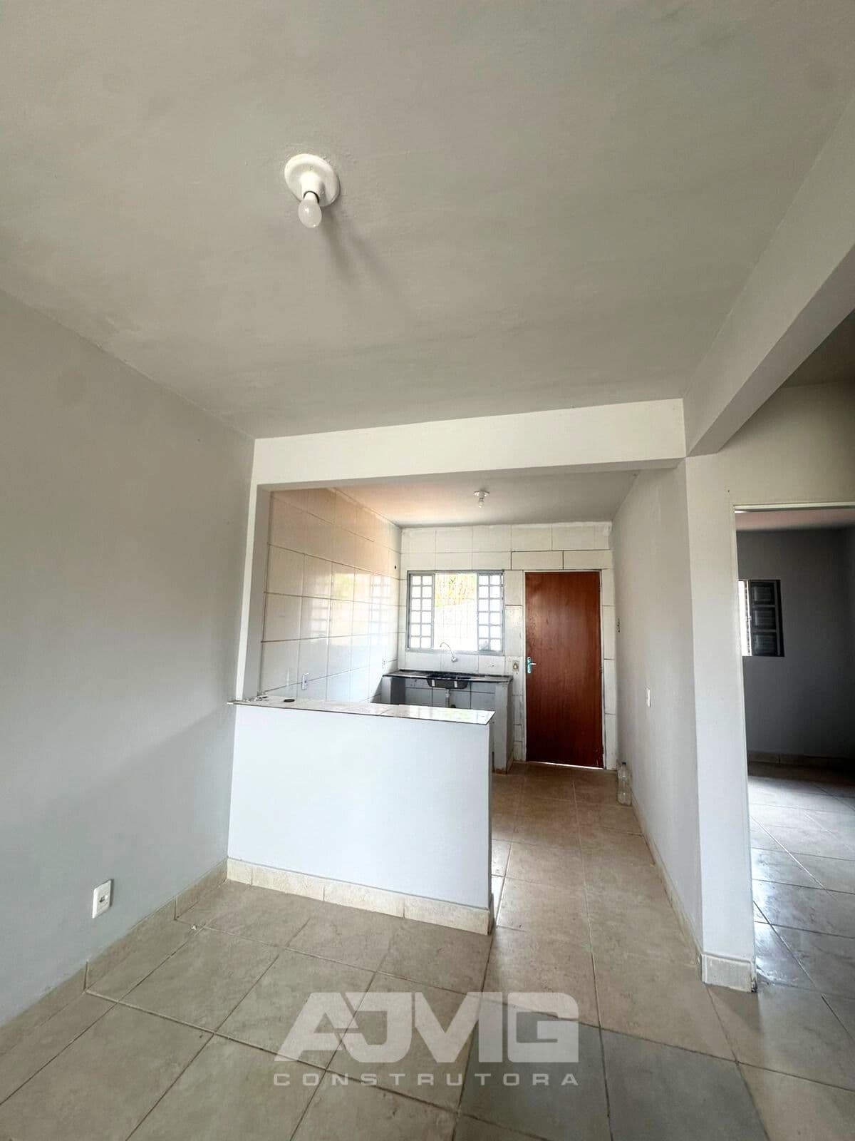 Casa com 2 quartos, garagem e quintal - Foto 4