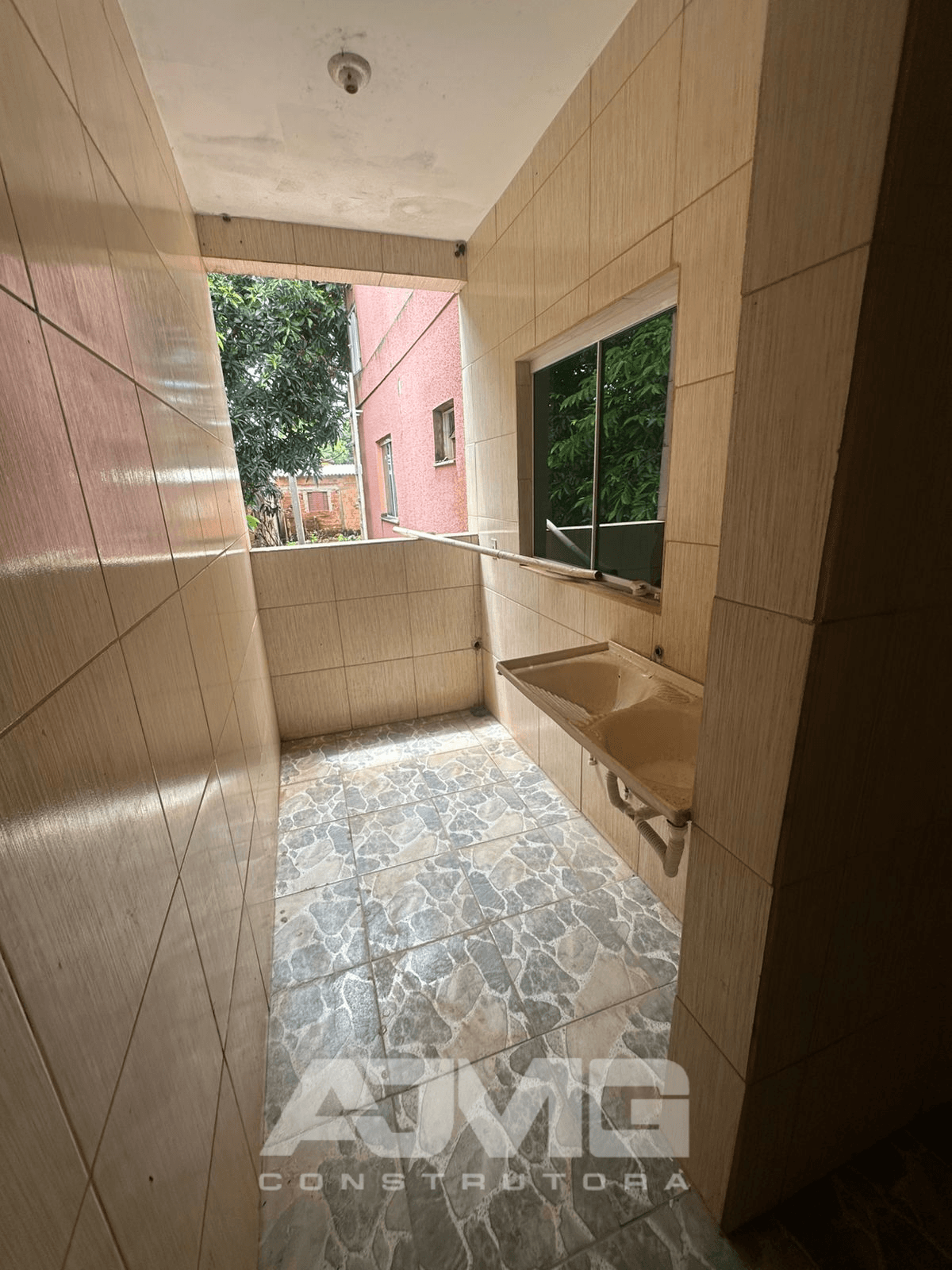 Apartamento amplo e com varanda em Águas Lindas de Goiás - Foto 2