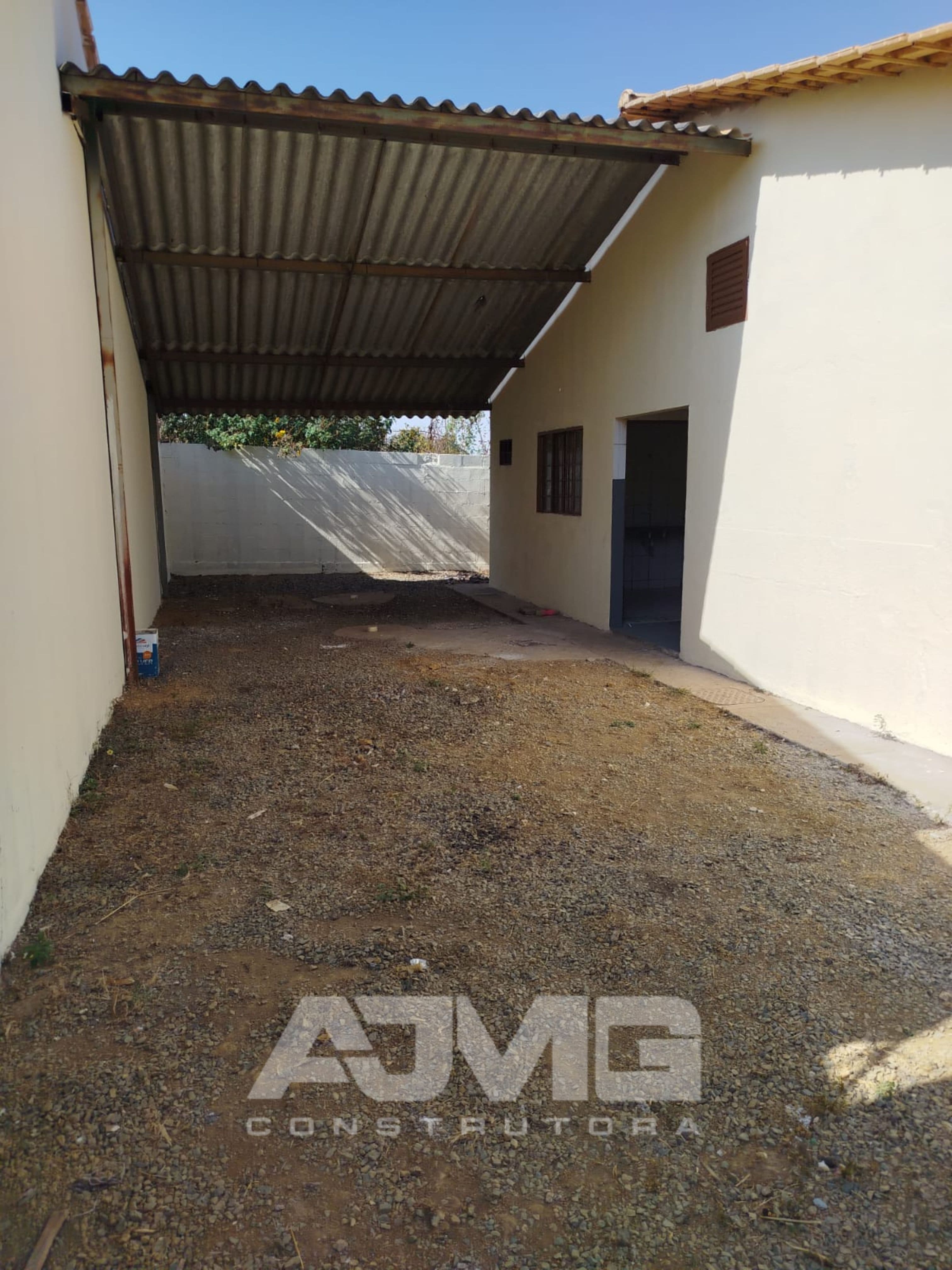 Casa com grande garagem e quintal em Luziânia