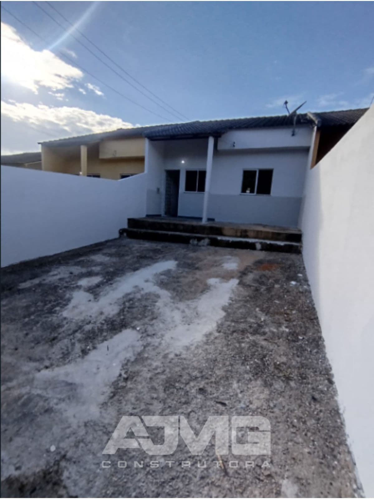 Casa com 2 quartos, garagem e quintal amplos - Foto 1