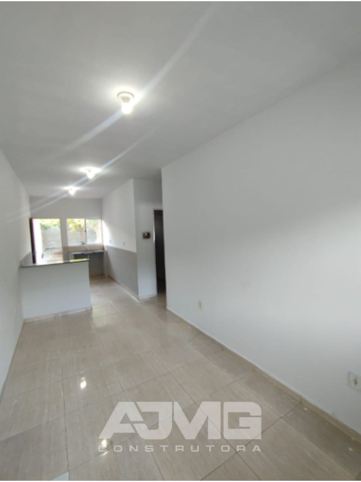 Casa com 2 quartos, garagem e quintal amplos - Foto 2