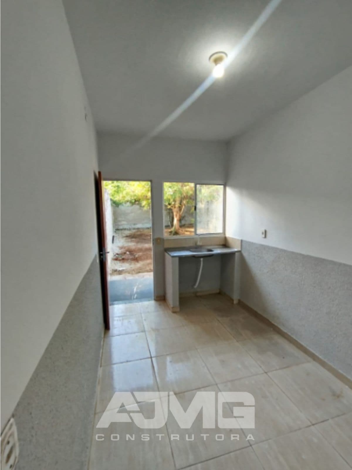 Casa com 2 quartos, garagem e quintal amplos - Foto 3