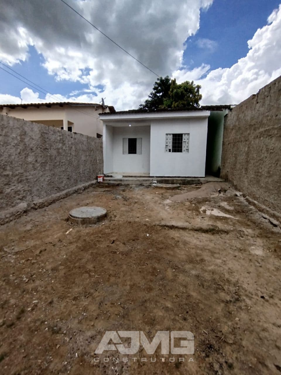 Casa com garagem, quartos amplos e quintal - Foto 1