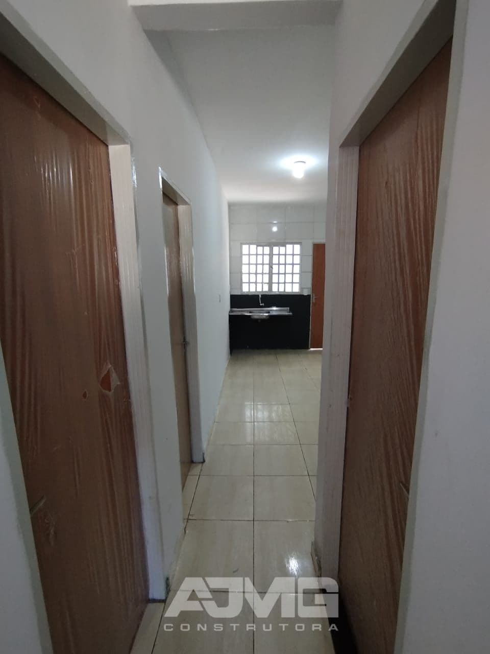 Casa com garagem, quartos amplos e quintal - Foto 4