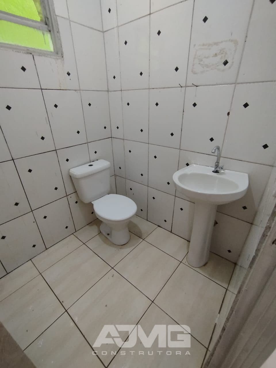 Casa com garagem, quartos amplos e quintal - Foto 8