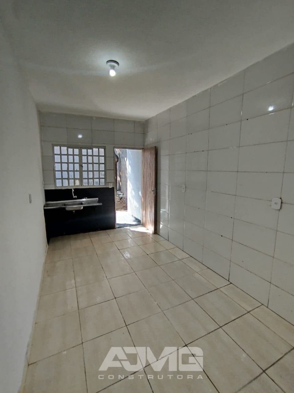 Casa com garagem, quartos amplos e quintal - Foto 9