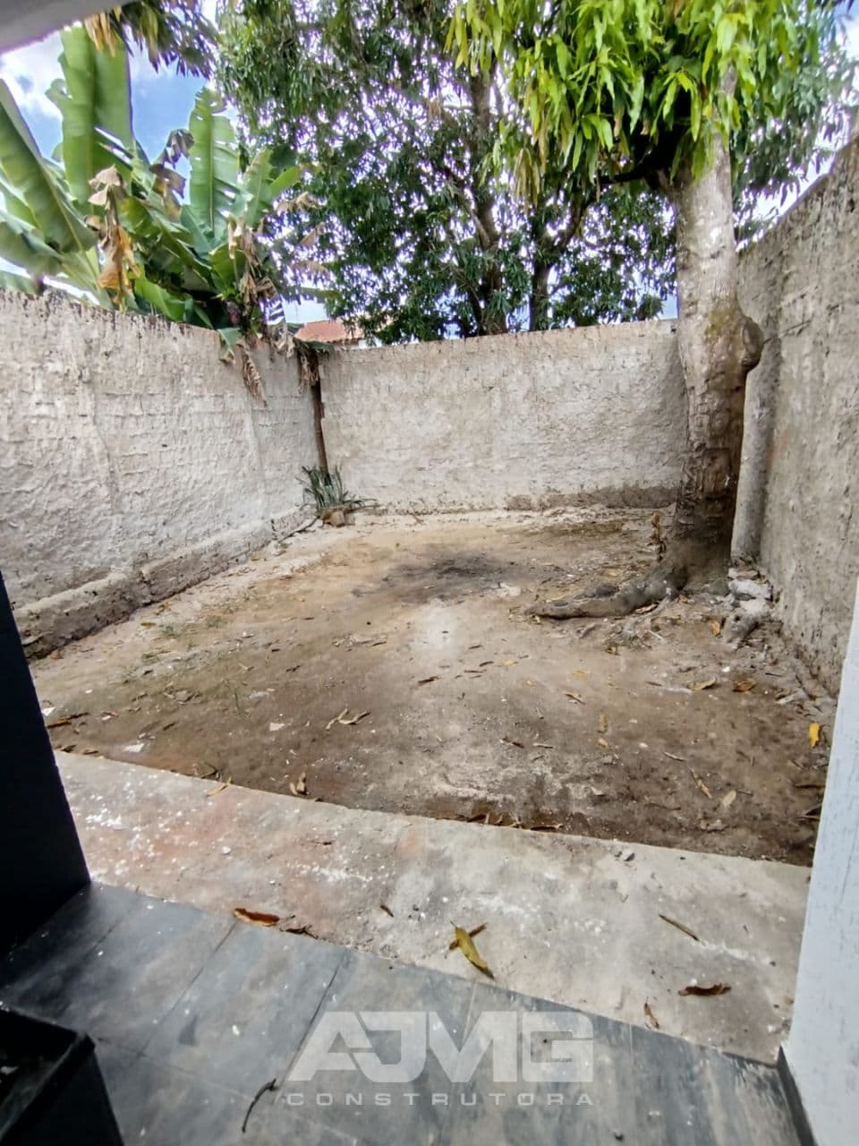 Casa com garagem, quartos amplos e quintal - Foto 11