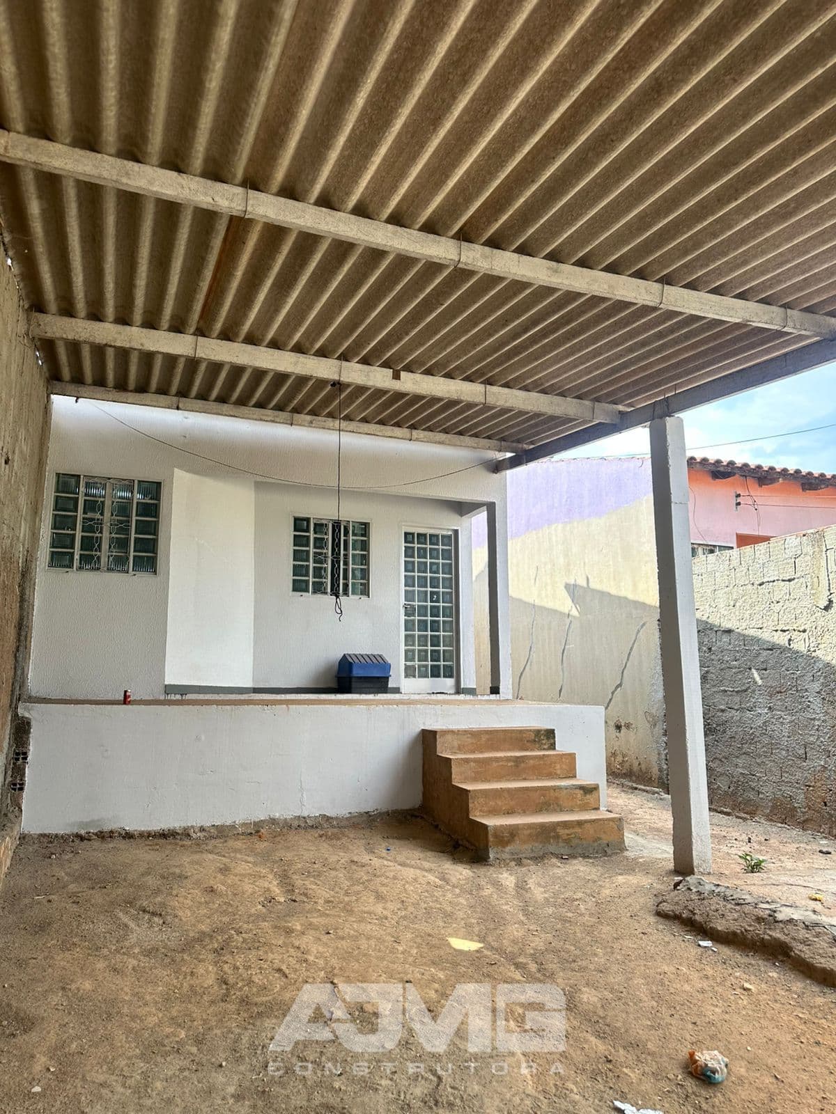 Casa ampla ventilada, com garagem e 2 quartos - Foto 2