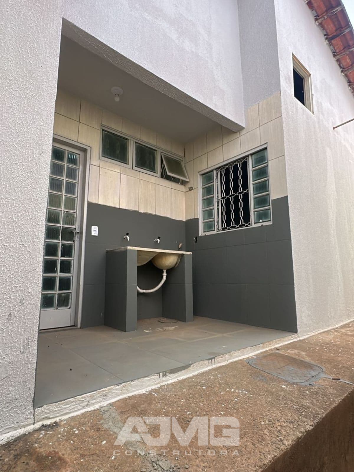 Casa ampla ventilada, com garagem e 2 quartos - Foto 5