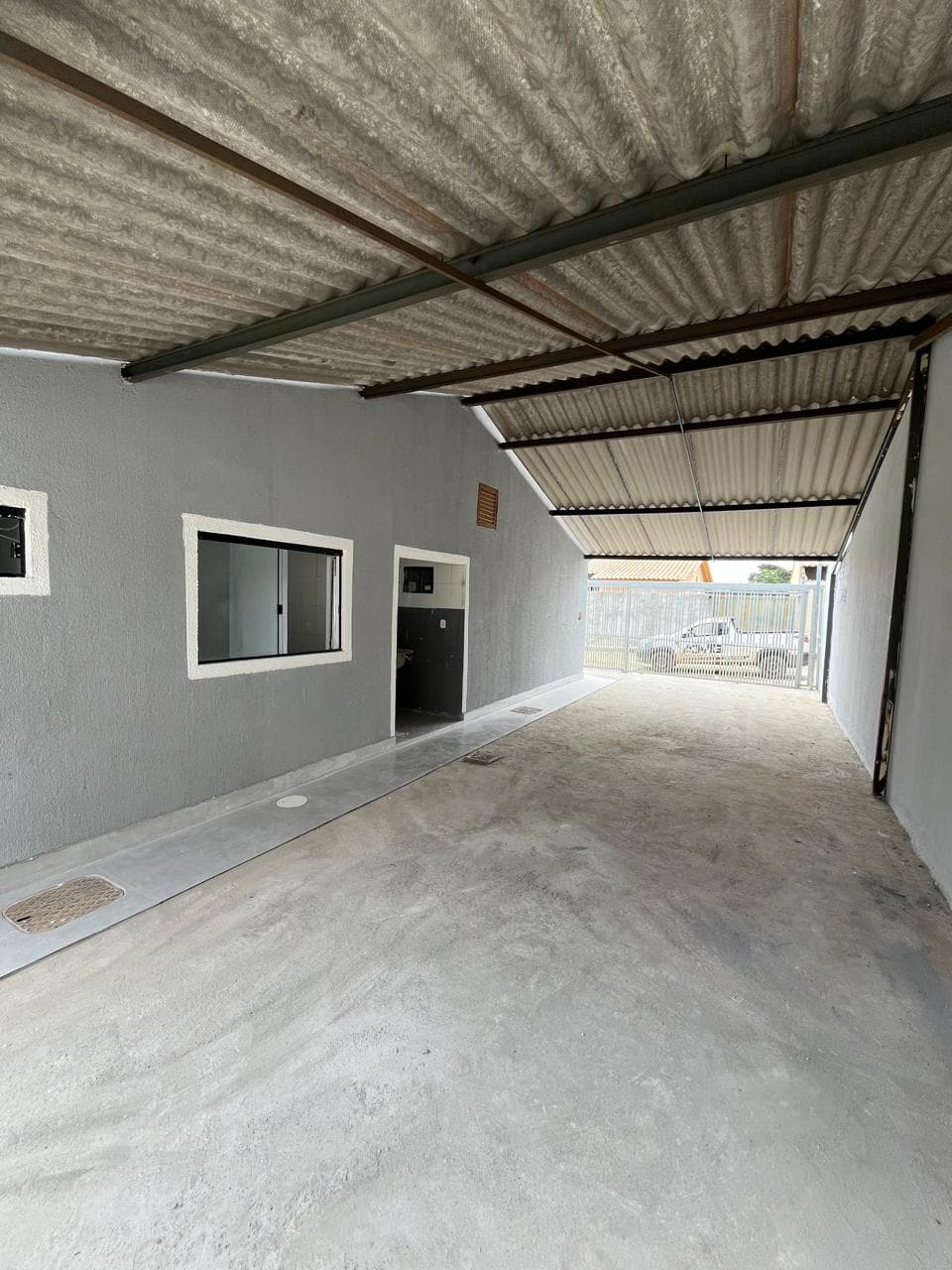 Casa com grande garagem e quintal em Luziânia